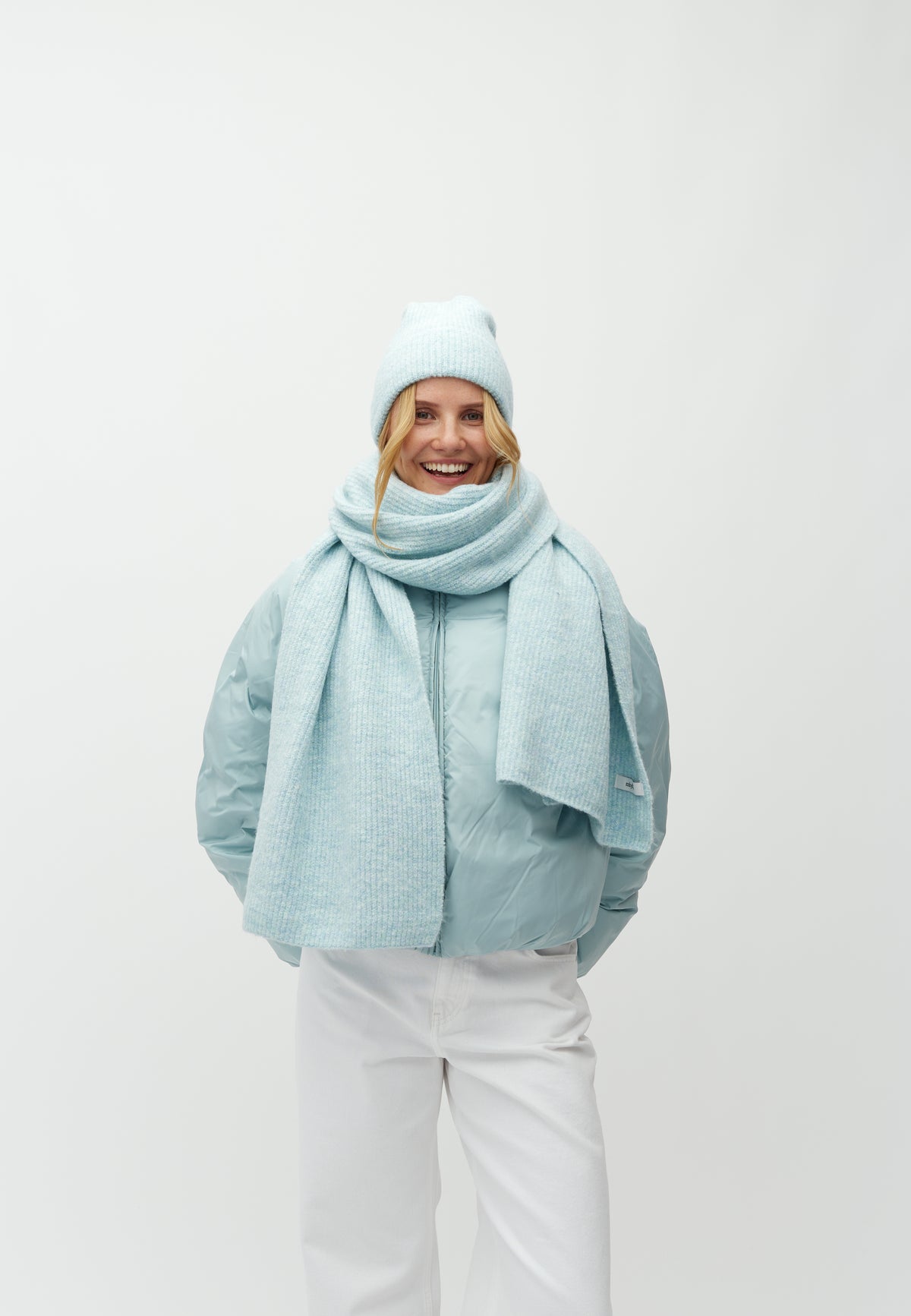 Sanela-M_Airy Blue_Model_0
