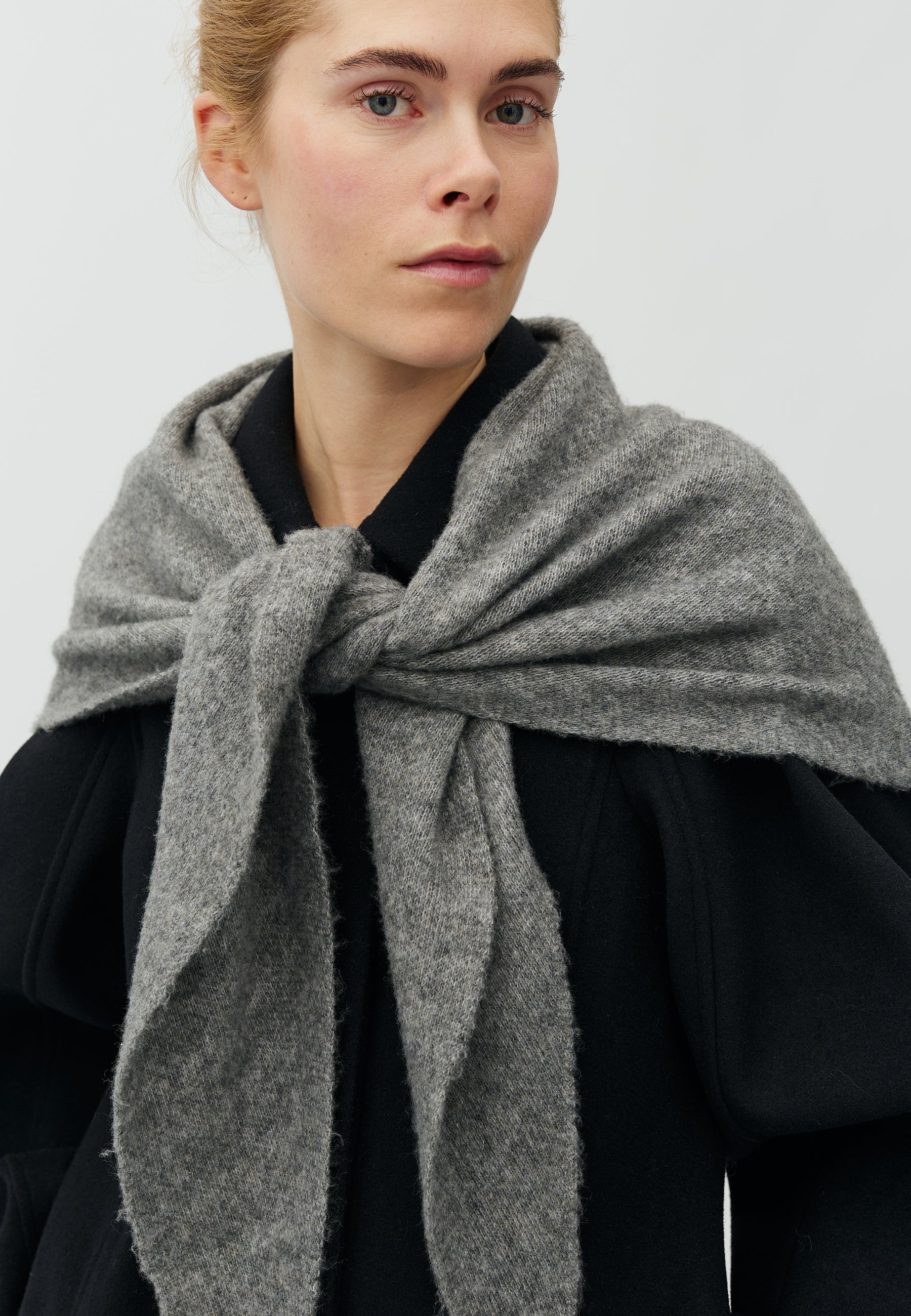 Sevyn-M_Medium Grey Melange_Model_1